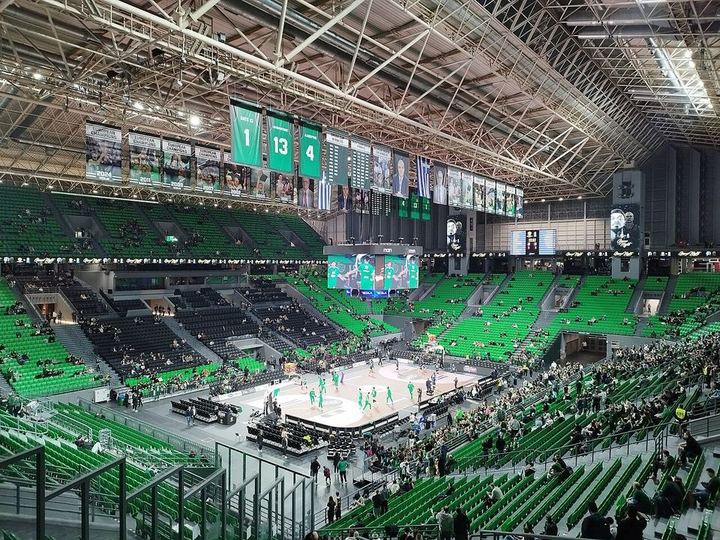 西班牙夺冠功臣费兰壁画遭蒙面人破坏涂鸦（封面配图）